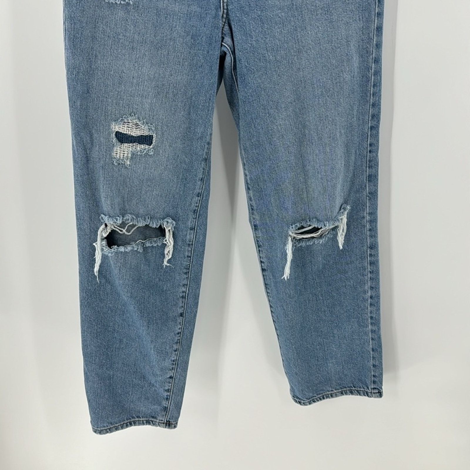 Forever 21 Forever 21 high waisted distressed tapered leg jeans sz 26 Size 26" / US 2 / IT 38 - 4 Thumbnail