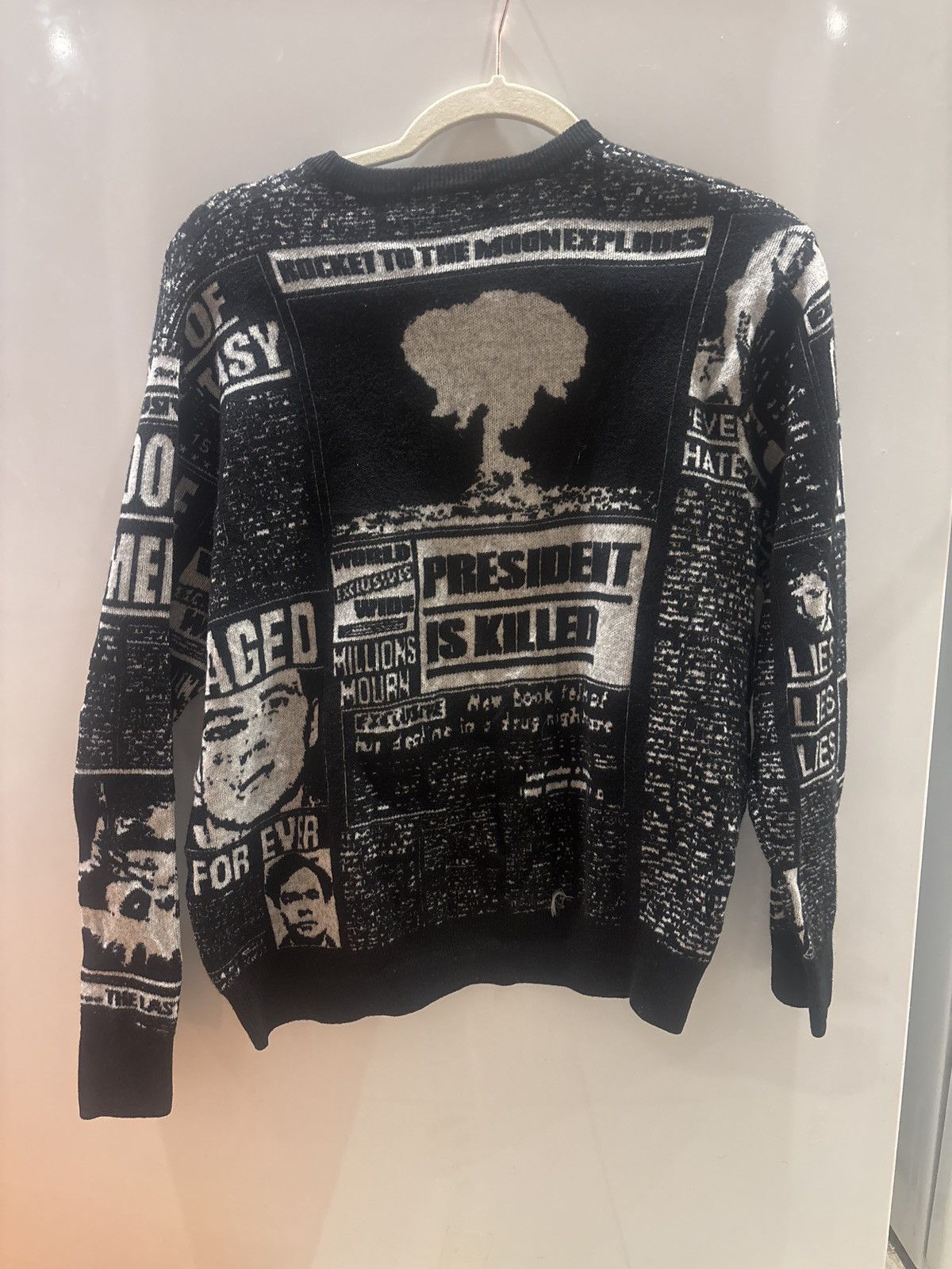 Supreme Supreme AW 18 News Print Sweater Size US M / EU 48-50 / 2 - 2 Thumbnail