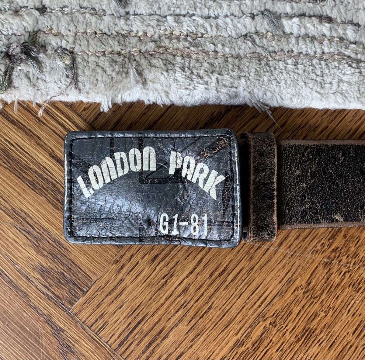 Guess × Vintage Y2K Guess Distressed Leather Belt London Park Large 2000s Size ONE SIZE - 3 Thumbnail