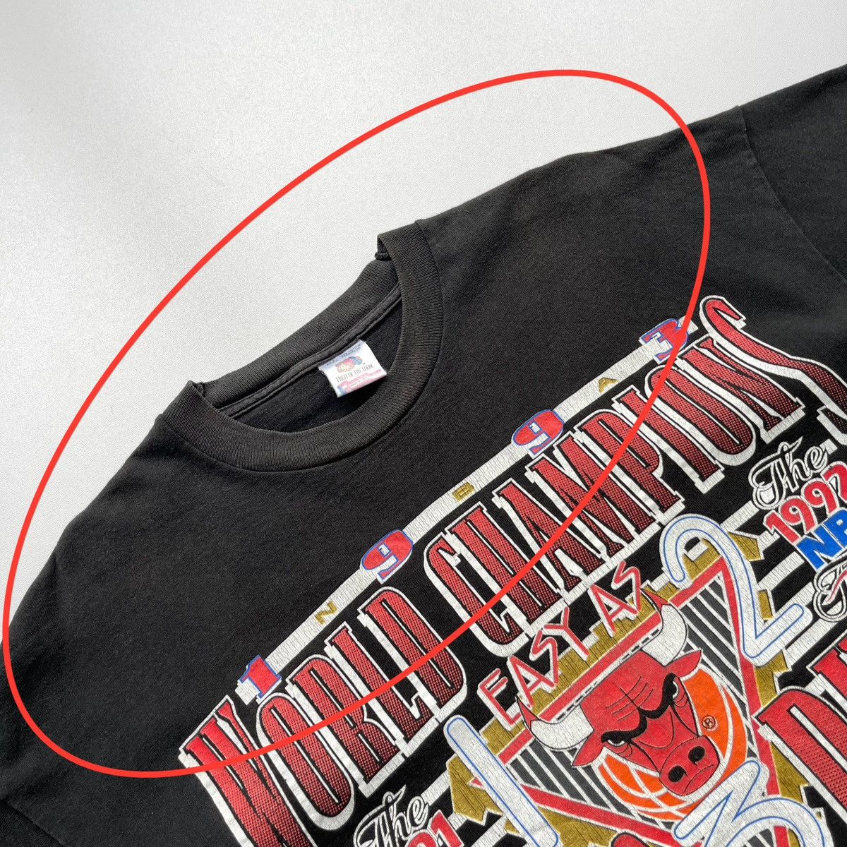 Fruit Of The Loom × NBA Fruit Of The Loom Chicago Bulls NBA Official Vintage T-Shirt Size US XL / EU 56 / 4 - 12 Thumbnail