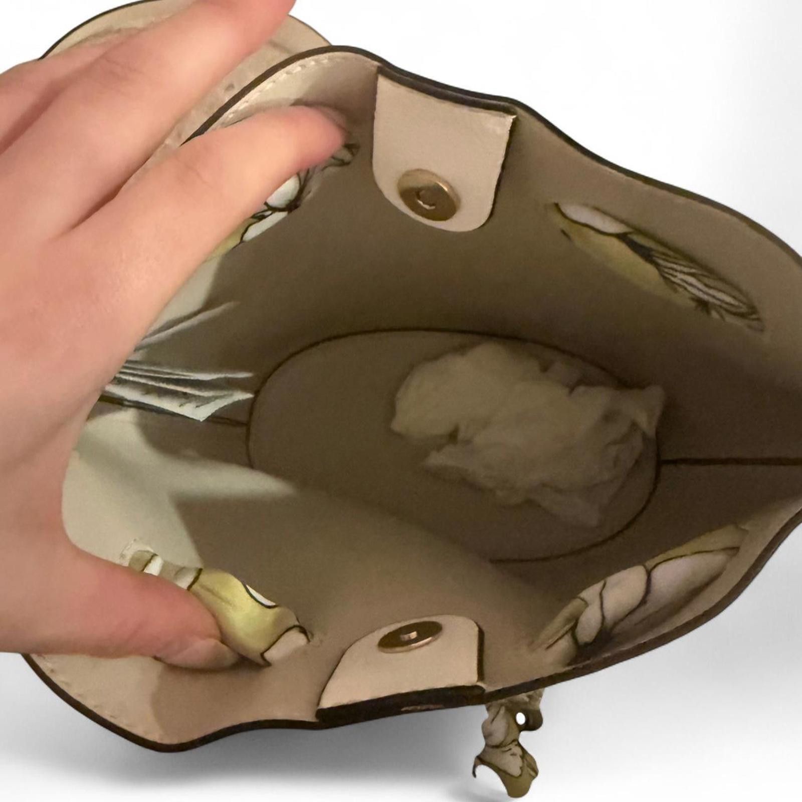 Other Minimal white bucket bag with removable floral scarf detail Size ONE SIZE - 7 Thumbnail