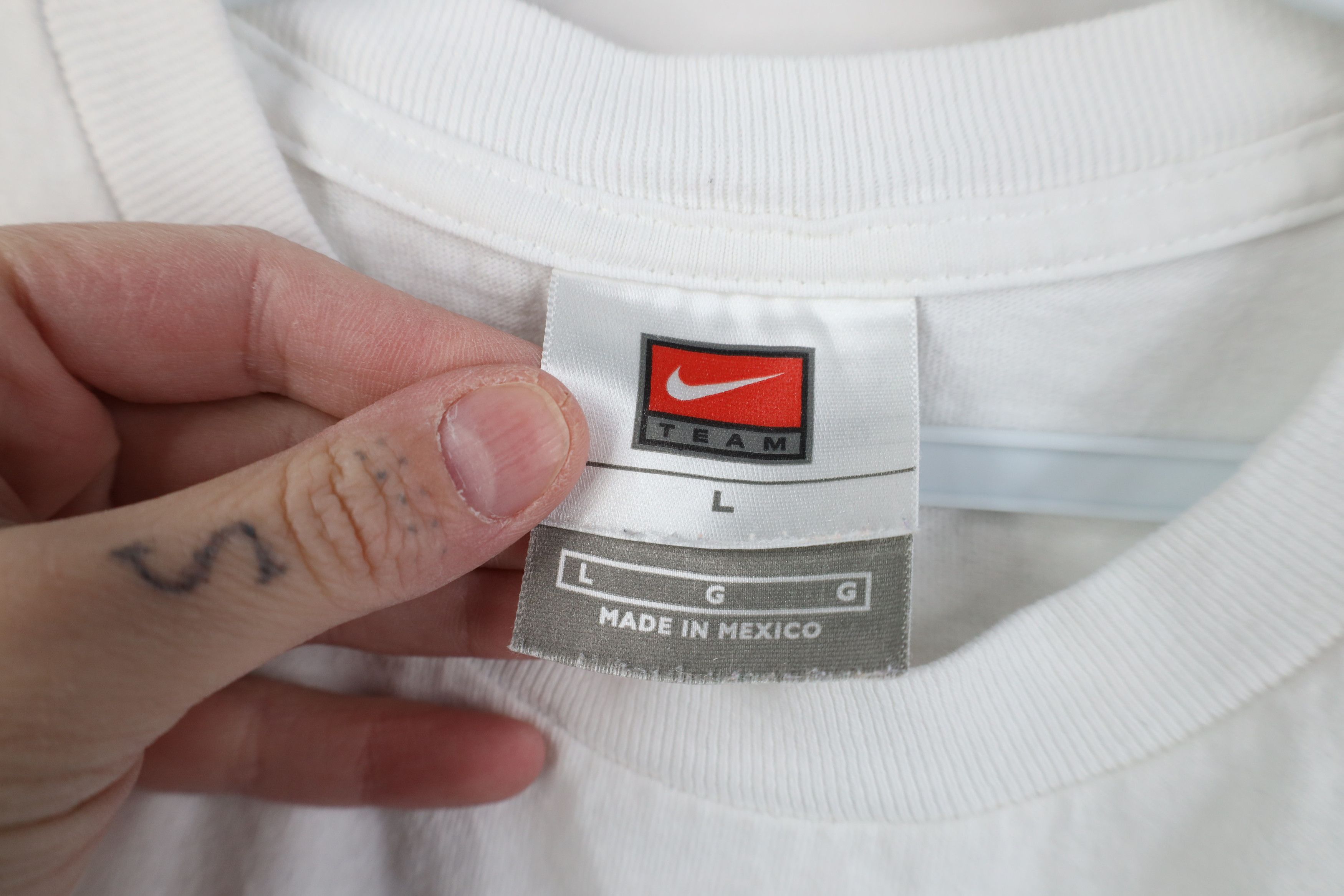 Nike Vintage Y2K Nike Scott Mini Swoosh Long Sleeve T-Shirt White Size US L / EU 52-54 / 3 - 6 Thumbnail