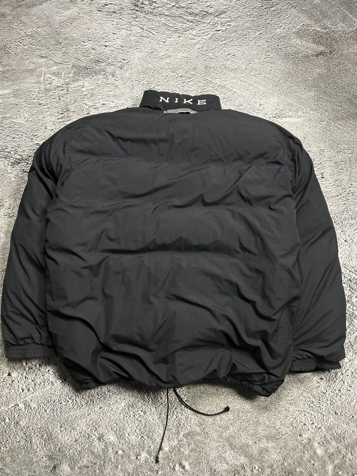 Nike × Vintage Nike black puffer jacket big logo reversible vintage 90s Size US L / EU 52-54 / 3 - 7 Thumbnail
