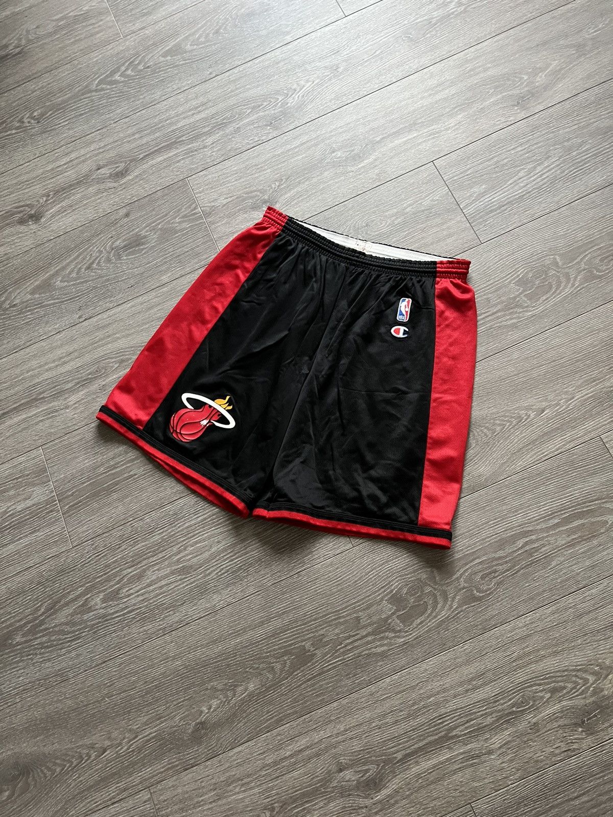 Champion × NBA × Vintage VINTAGE MIAMI HEAT NBA BASKETBALL SHORTS CHAMPION Size US 32 / EU 48 - 2 Thumbnail