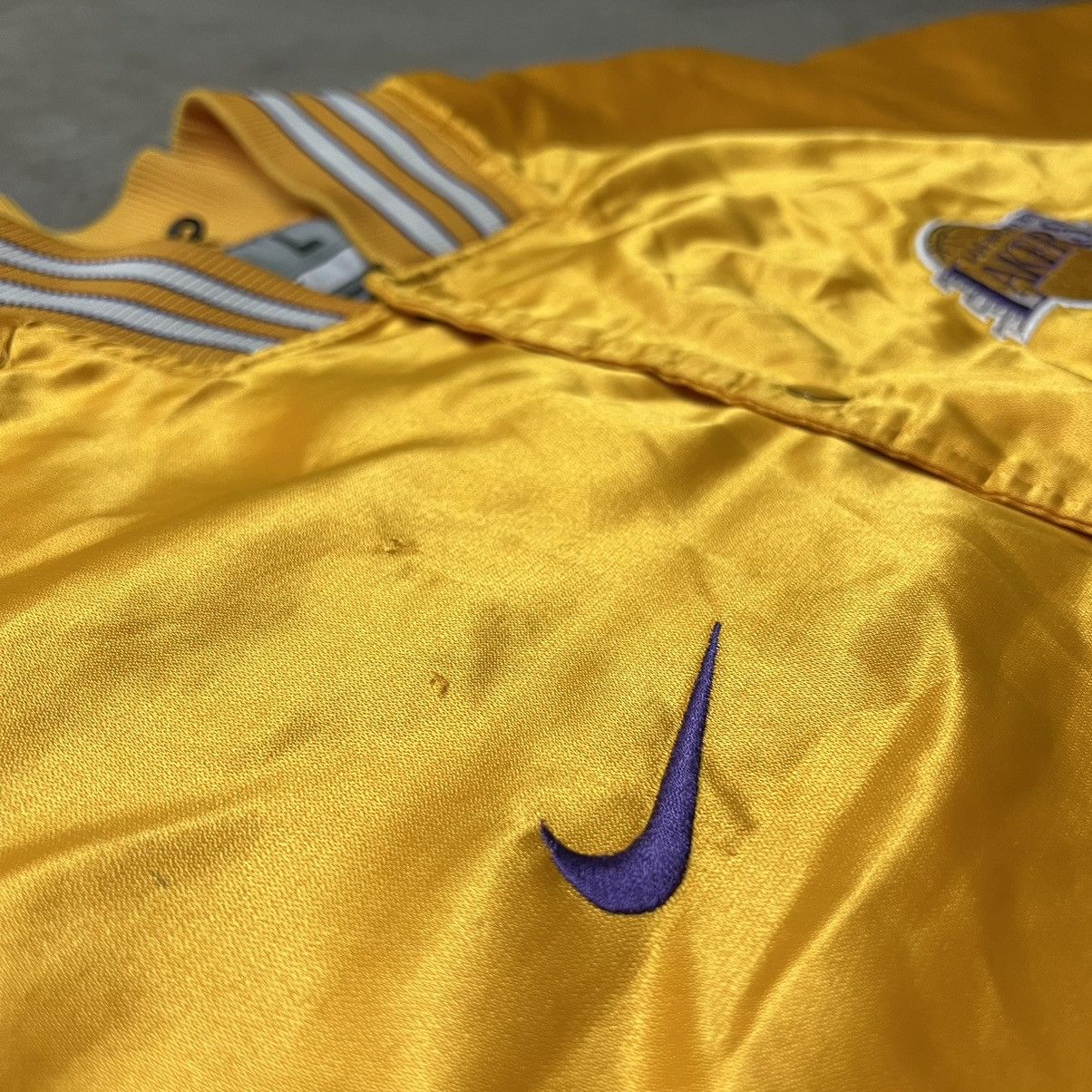 NBA × Vintage Vintage 2000’s NBA Los Angeles Lakers Team Nike Satin Jacket Size US L / EU 52-54 / 3 - 5 Thumbnail