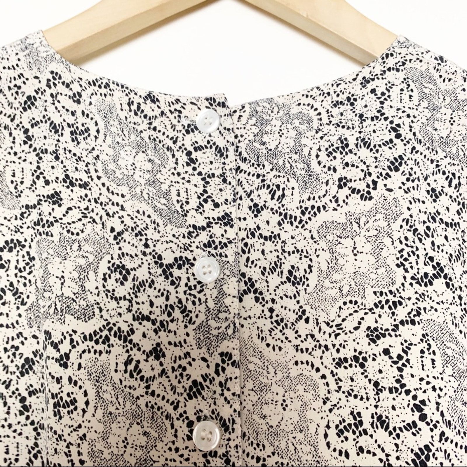 Vintage Vintage Silk Lace Print Button Back Blouse Womens Size Small Size S / US 4 / IT 40 - 5 Thumbnail
