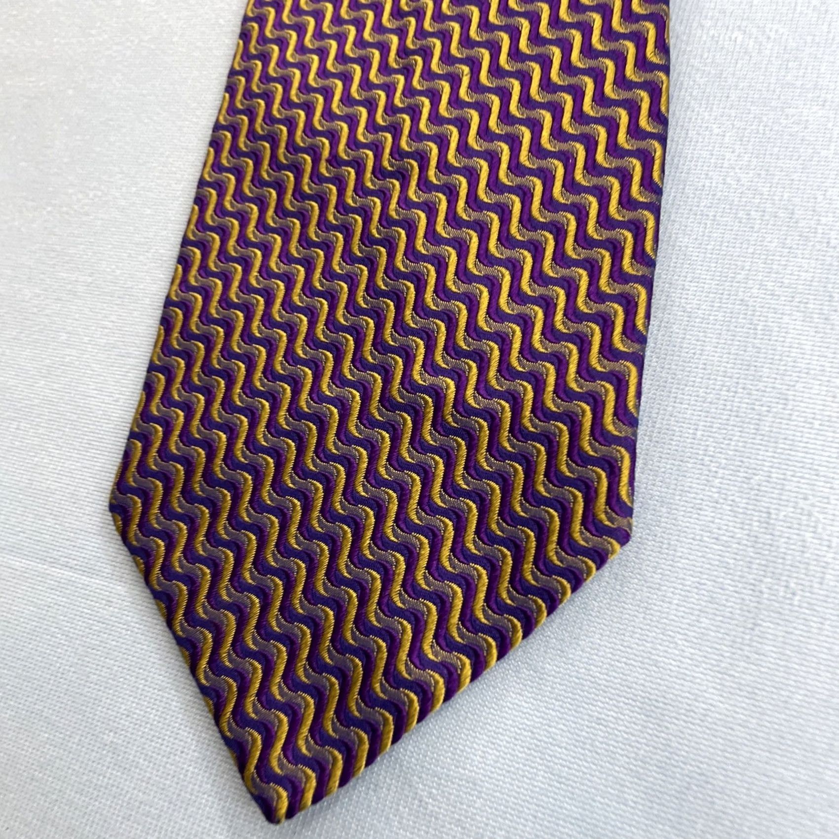 Vintage VINTAGE Pavone Geometric Optical Illusion Purple Yellow Wave Tie Italian Woven Silk 4x58 Men Silk Necktie Size ONE SIZE - 2 Thumbnail