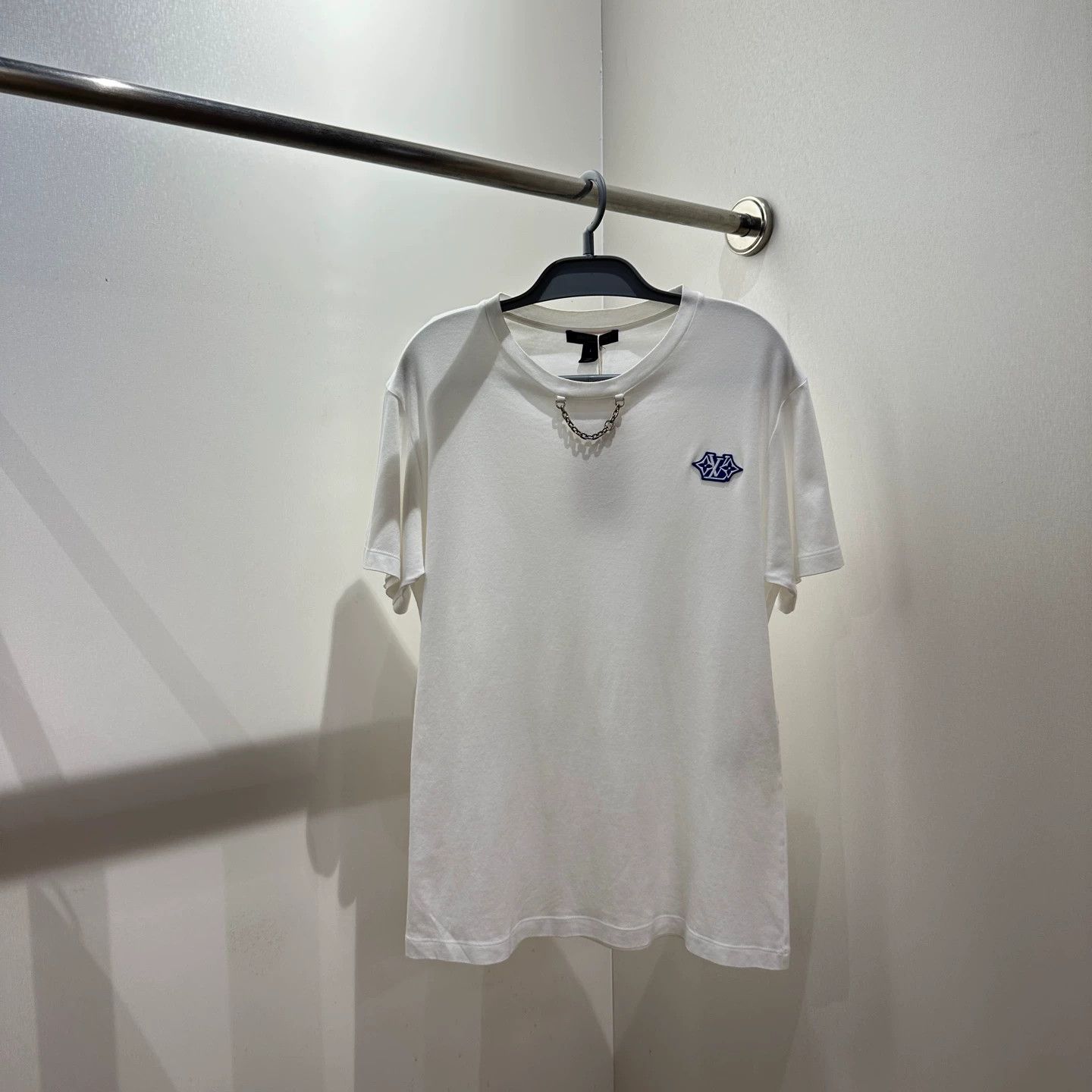 Louis Vuitton LV apr564 Embroidered Logo Chain Short Sleeve Tee L Cotton Size L / US 10 / IT 46 - 1 Thumbnail