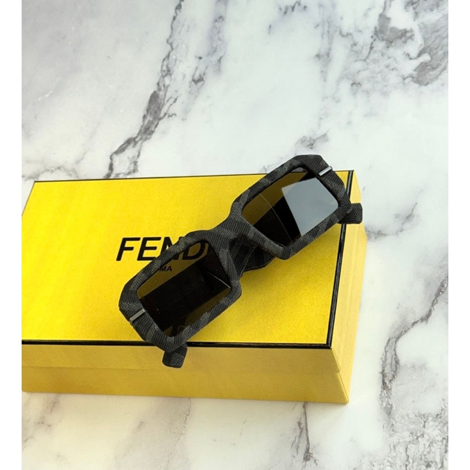 Fendi NEW Fendi FE40074U Limited Edition Sunglasses $1050 Size ONE SIZE - 4 Thumbnail