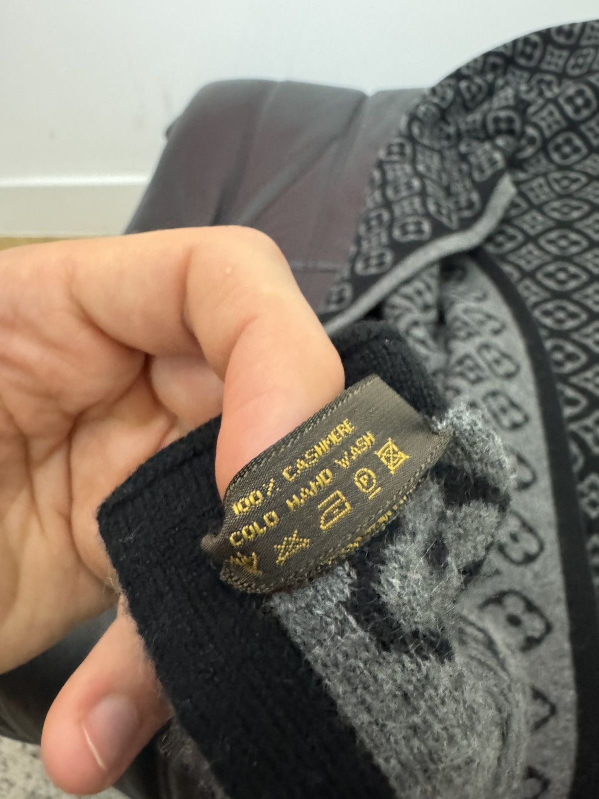 Louis Vuitton Louis Vuitton Monogram Cashmere Designer Luxury Big Scarf Size ONE SIZE - 4 Thumbnail