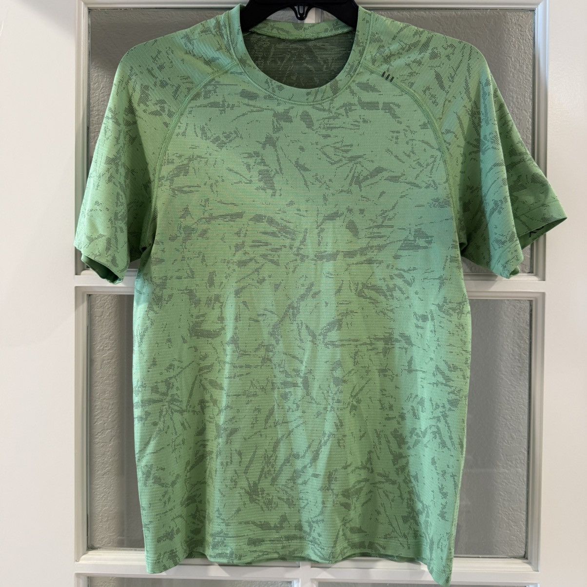 Lululemon Lululemon Metal Vent Tech 2.0 Neon Green Short Sleeve Shirt Size US XS / EU 42 / 0 - 2 Thumbnail