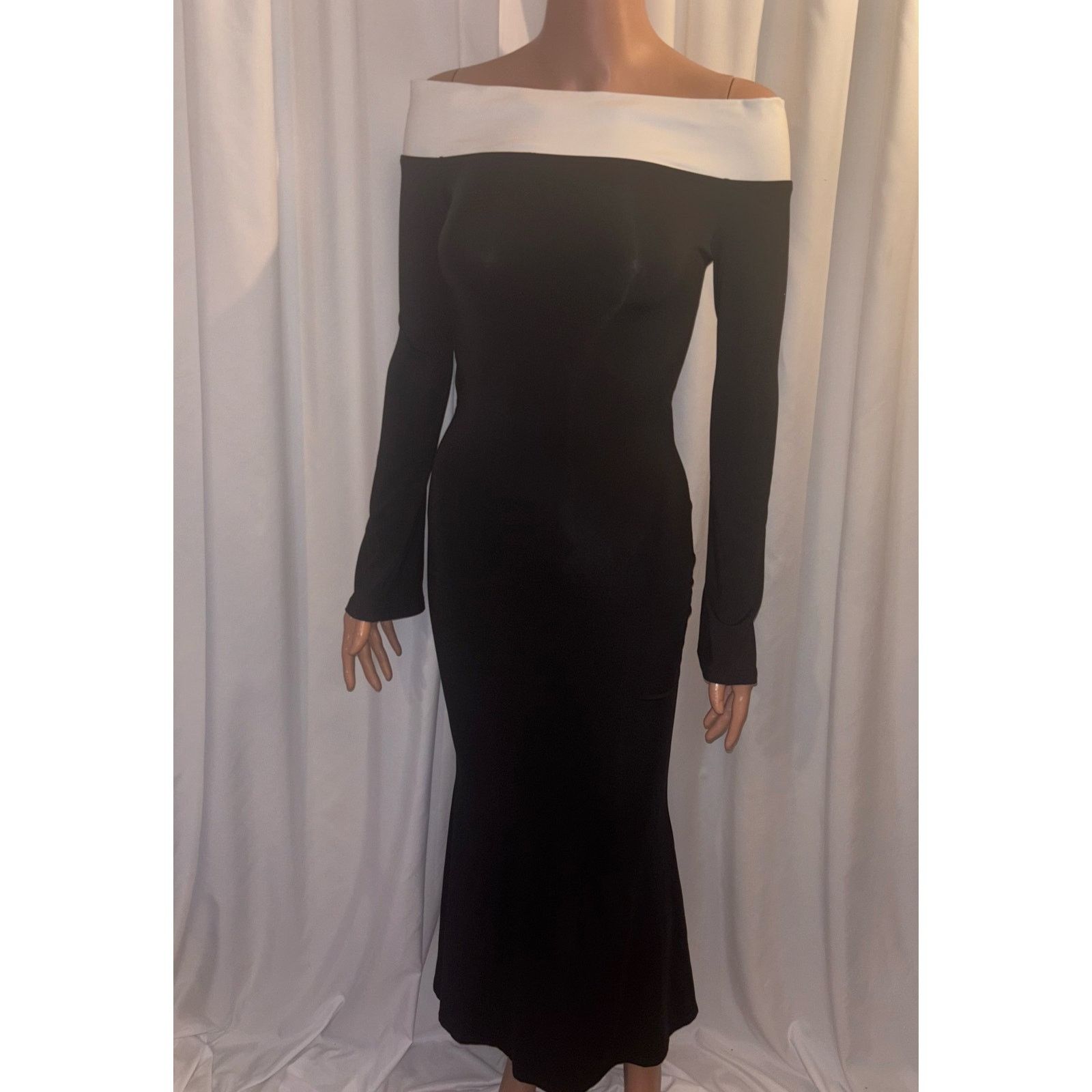 Shein SHEIN XS (2) Black/White Off-Shoulder Dress Size XS / US 0-2 / IT 36-38 - 2 Thumbnail