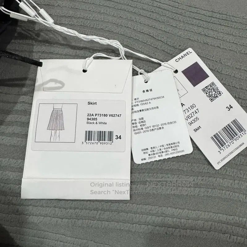 Chanel Chanel Black Silk Pleated Skirt . Size 22" - 4 Thumbnail