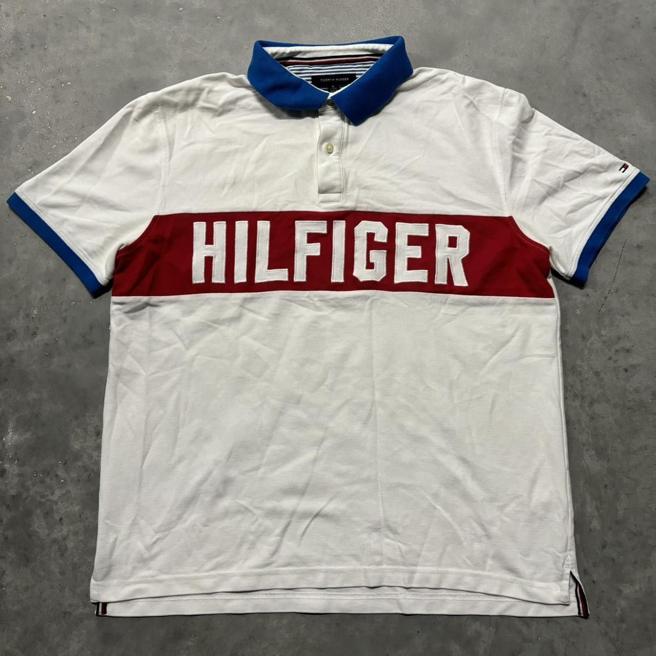 Tommy Hilfiger × Vintage Crazy Vintage Y2K/2000s White Tommy Hilfiger Spellout Essential Polo Shirt! Size US XL / EU 56 / 4 - 1 Thumbnail