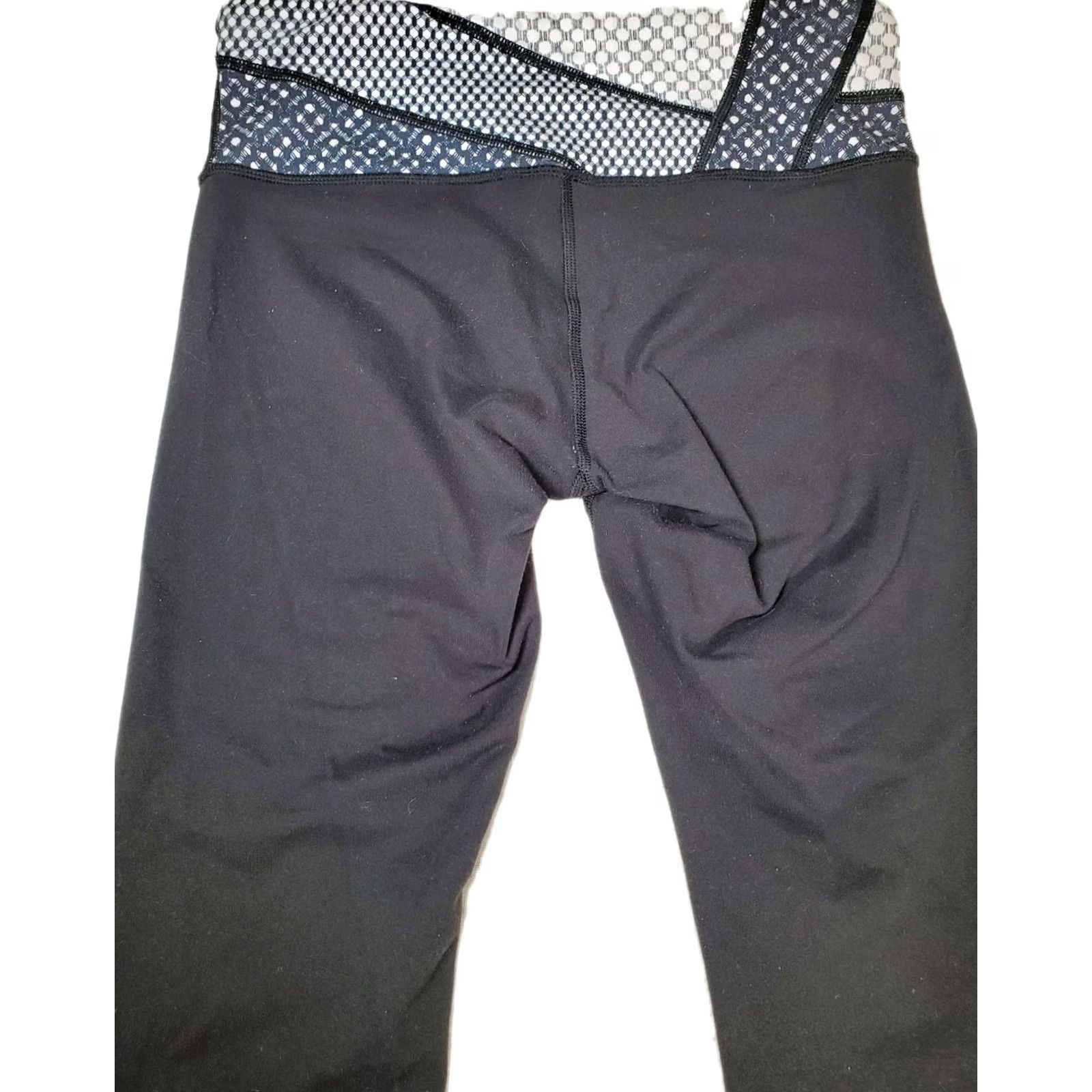 Lululemon VINTAGE Lululemon Black Cropped Leggings Reversible Waist Band Women's 6 Black & White Abstract Band Cropped Women Lululemon Leggings 6 Womens Size 28" / US 6 / IT 42 - 3 Thumbnail