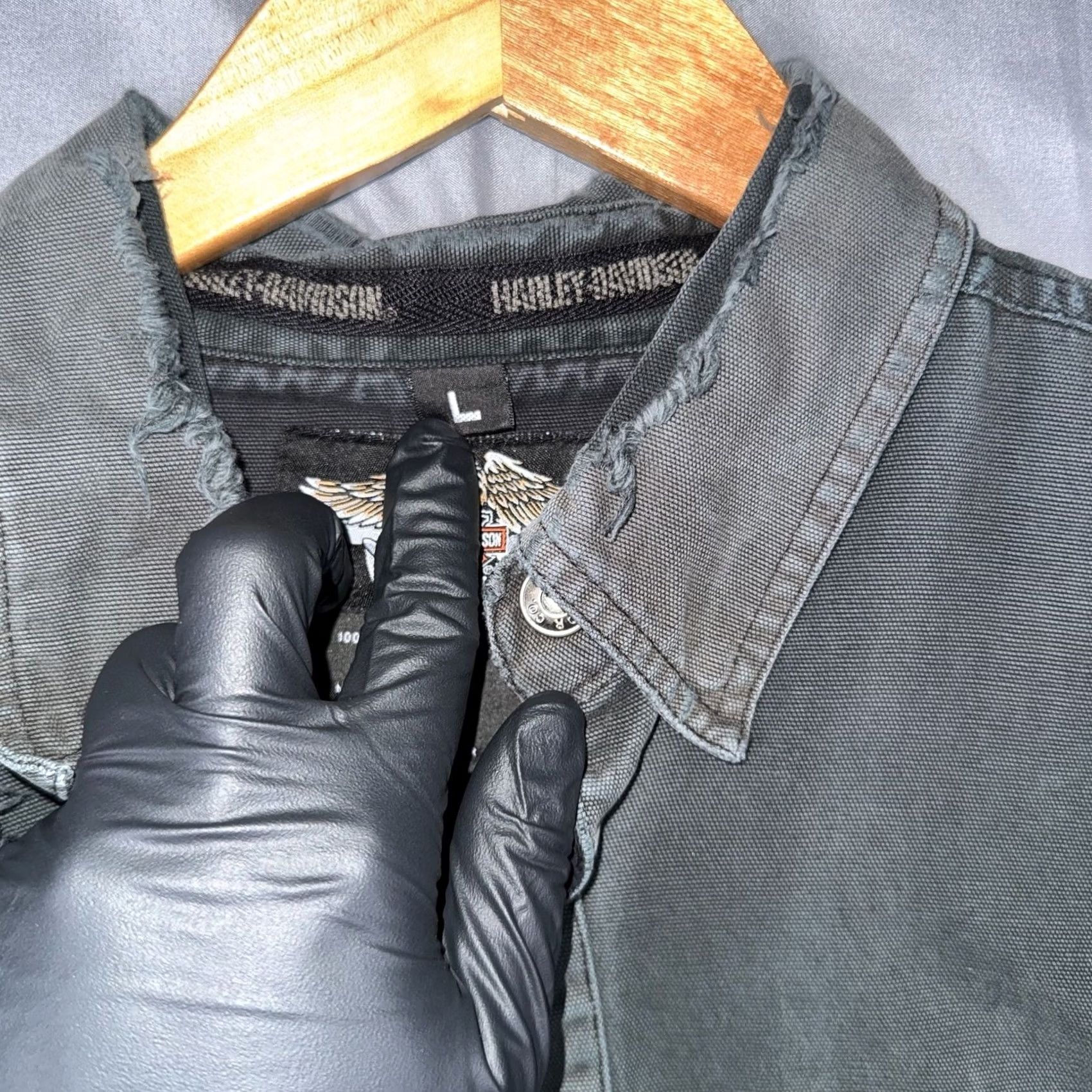 Harley Davidson VINTAGE Harley-Davidson Distressed Canvas Snap Front Work Shirt Mens Large Gray 46in 30.5in Long Sleeve Button-Up Pockets Embroidered Back Yoke Size US L / EU 52-54 / 3 - 4 Thumbnail