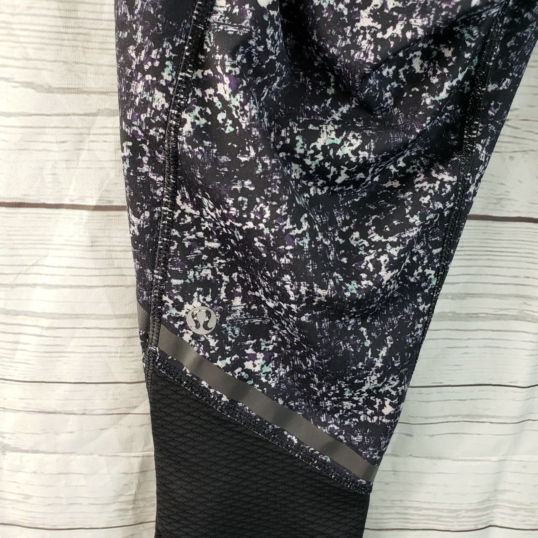 Lululemon Lululemon Womens Capri Leggings Sz 6 Black Purple Mid Rise Capri Leggings Womens 6 Black Purple Activewear Tight Legging Mens Womens Boys Girls Size 28" / US 6 / IT 42 - 4 Thumbnail