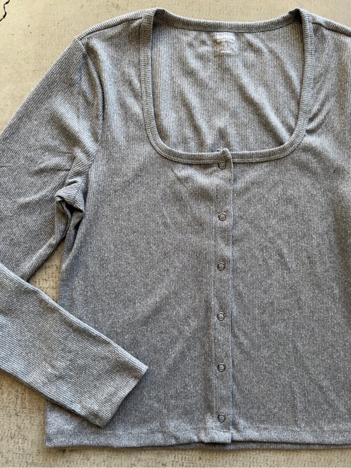 Express Express / Ribbed Snap Front Long Sleeve Crop Top / Gray Size S / US 4 / IT 40 - 1 Thumbnail