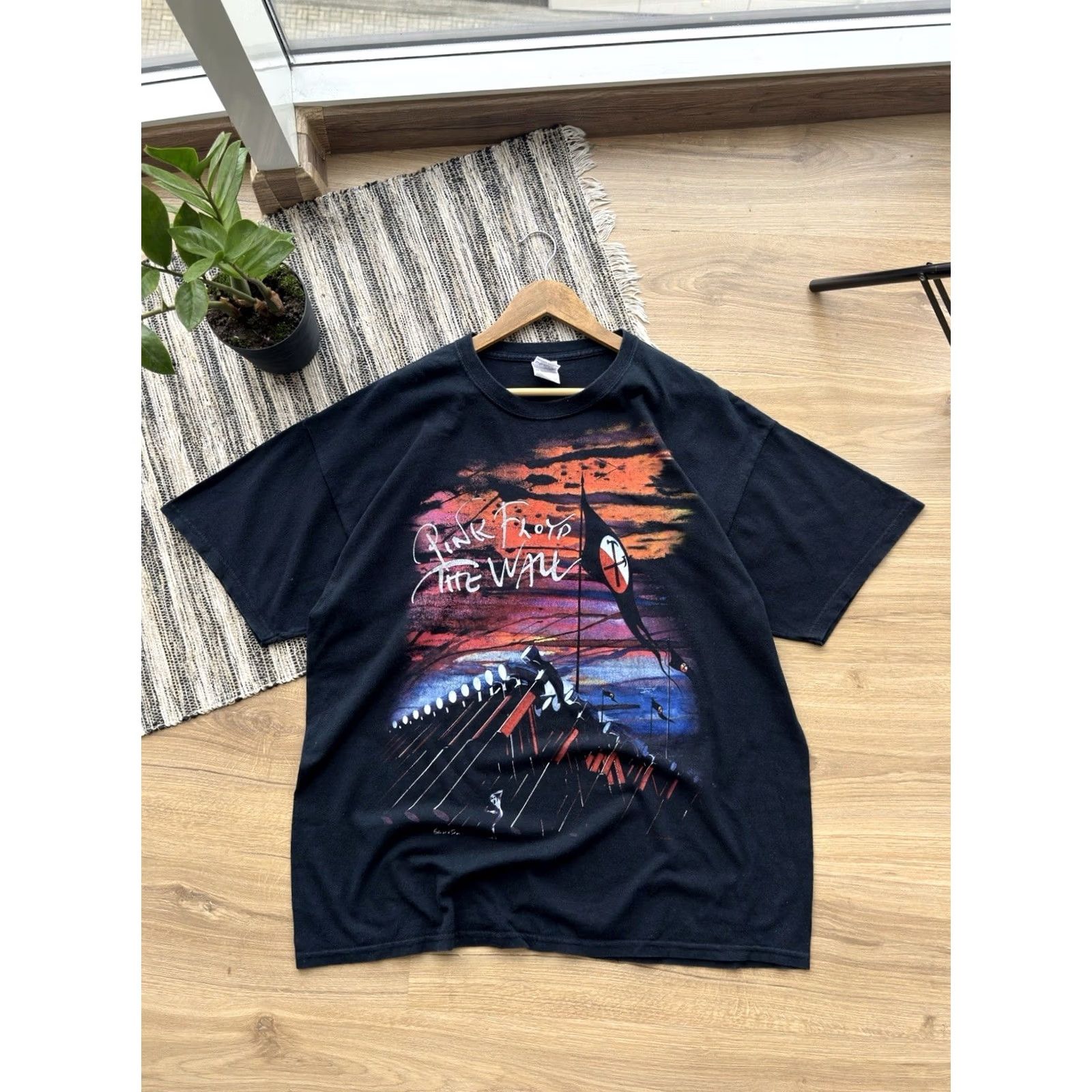Gildan VINTAGE Pink Floyd The Wall Marching Hammers XL Shirt Mens Size US XL / EU 56 / 4 - 2 Thumbnail