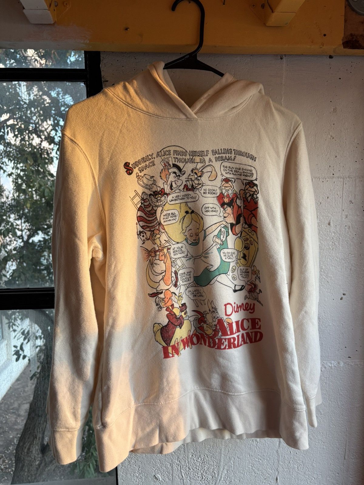Uniqlo Uniqlo x Disney Alice in Wonderland Hoodie Size US S / EU 44-46 / 1 - 1 Thumbnail