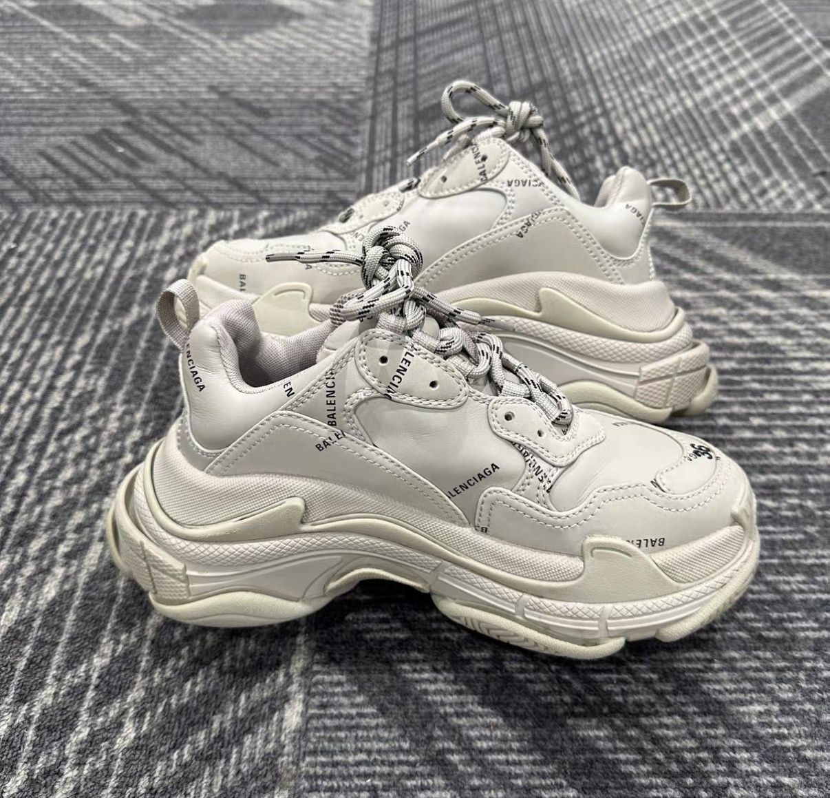 Balenciaga Balenciaga Triple S Grey Graffiti Sneakers J42 Size US 6 / IT 36 - 5 Thumbnail