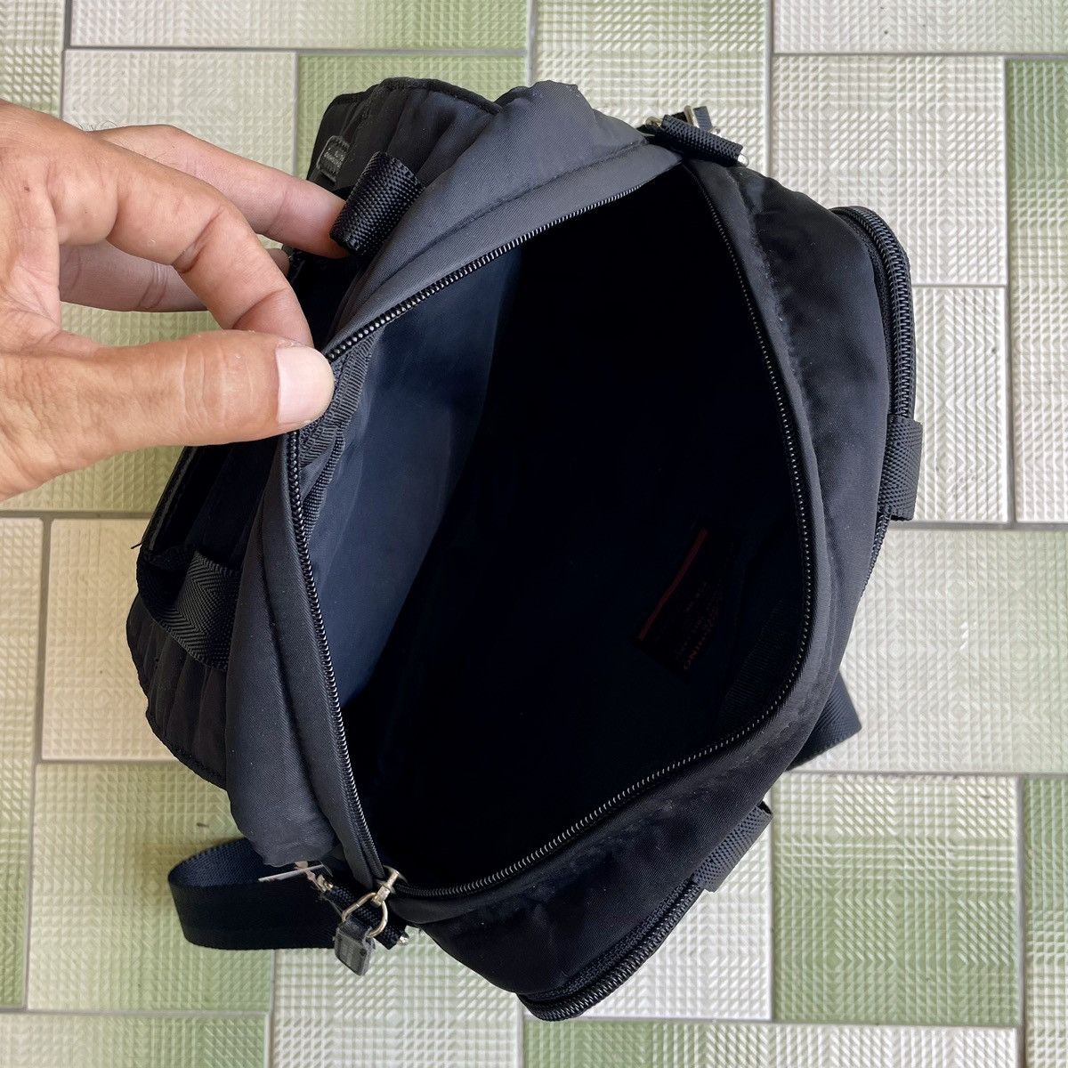 Hiroko Koshino Homme × Japanese Brand HIROKO KOSHINO BLACK NYLON MULTI POCKET SLING BAG Size ONE SIZE - 7 Thumbnail