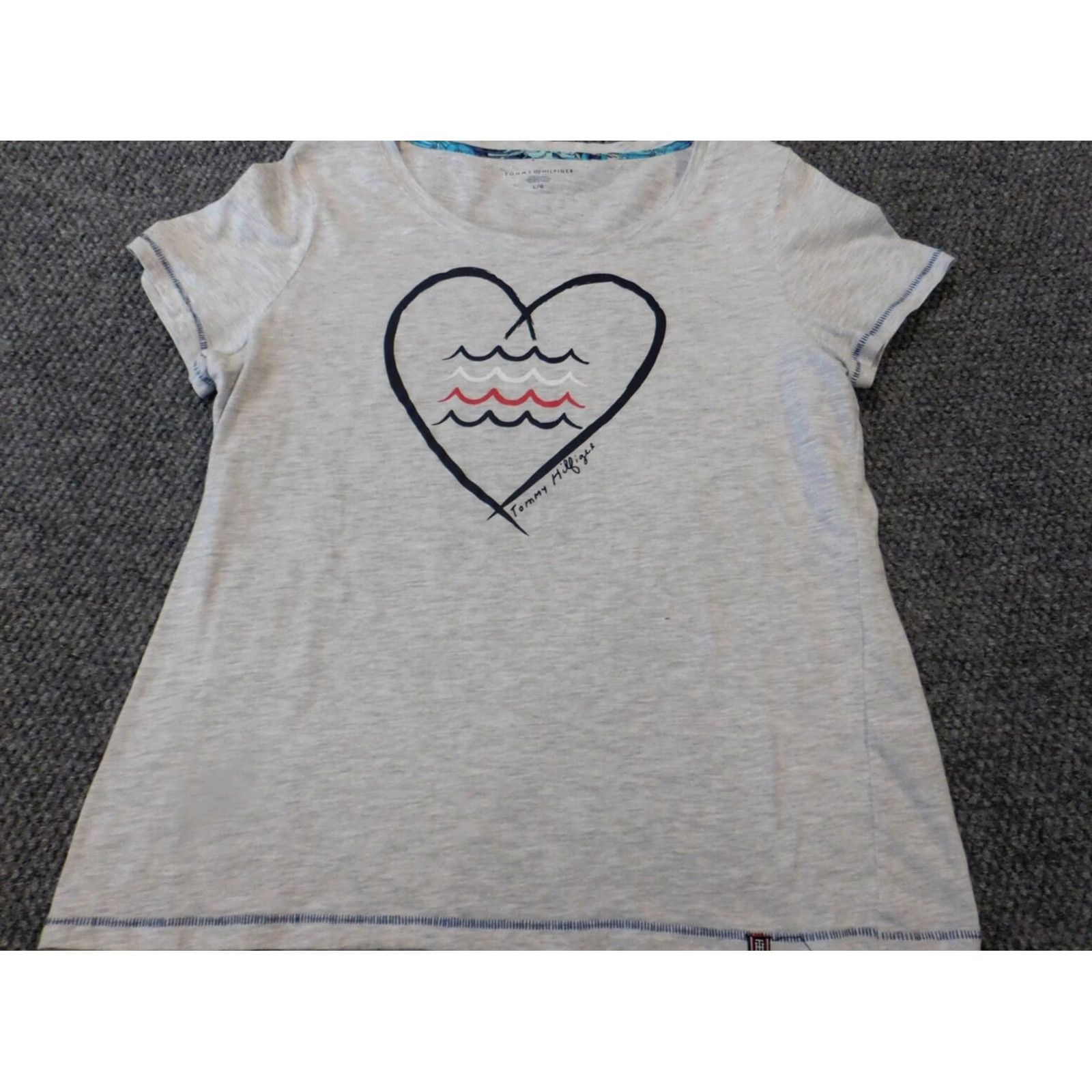 Tommy Hilfiger Tommy Hilfiger Womens Blouse L Gray Heart Graphic Crew Neck Short Sleeve Cotton Classic Size L / US 10 / IT 46 - 2 Thumbnail