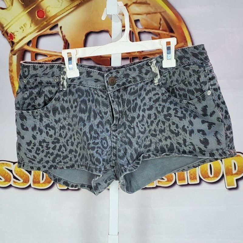 Mossimo Mossimo Grey Leopard Print Denim Shorts Size 13 Size 34" / US 12 / IT 48 - 1 Thumbnail