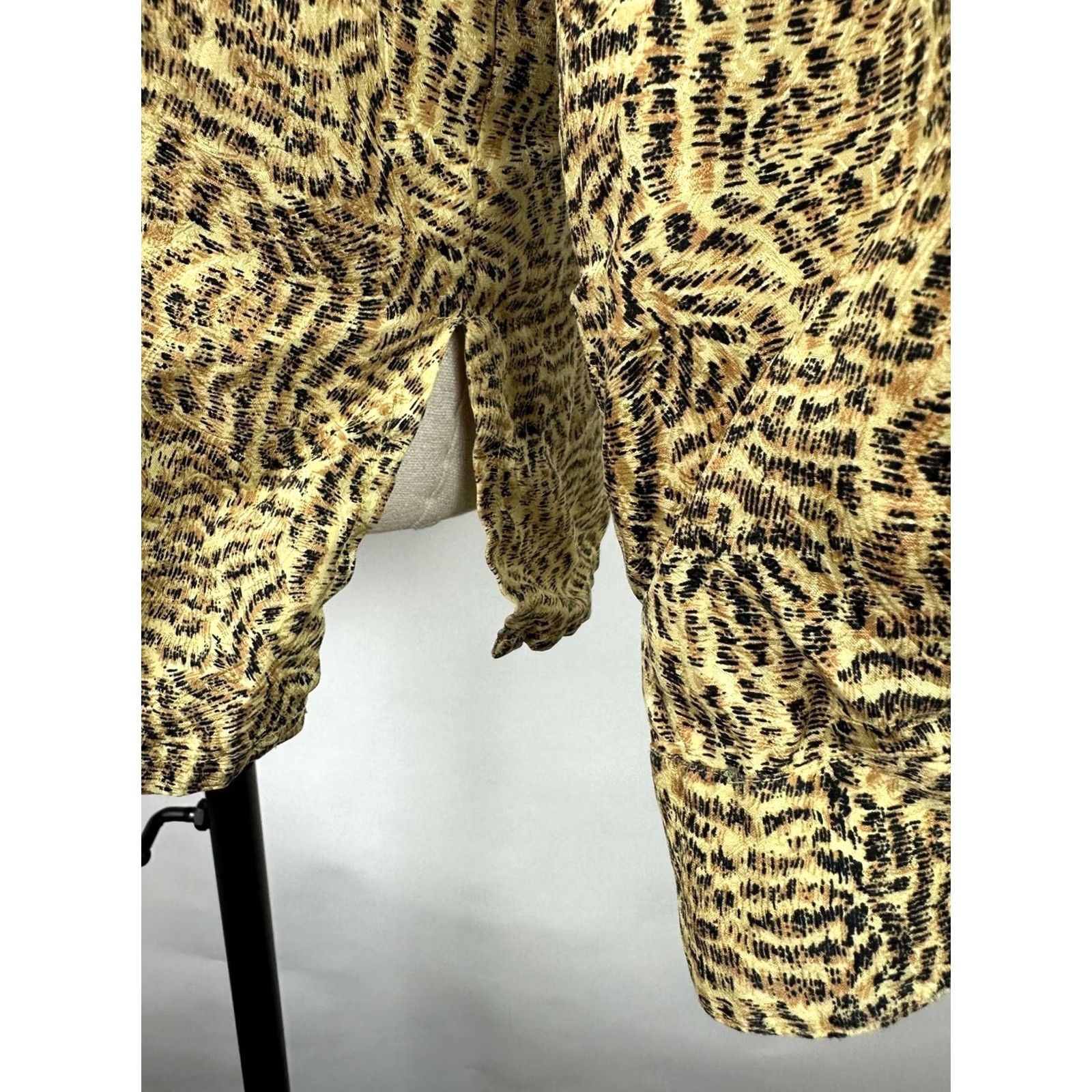 Vintage VINTAGE Galinda Silk Shirt Women's Medium 90s Boxy Button-Up Leopard Print Size M / US 6-8 / IT 42-44 - 5 Thumbnail