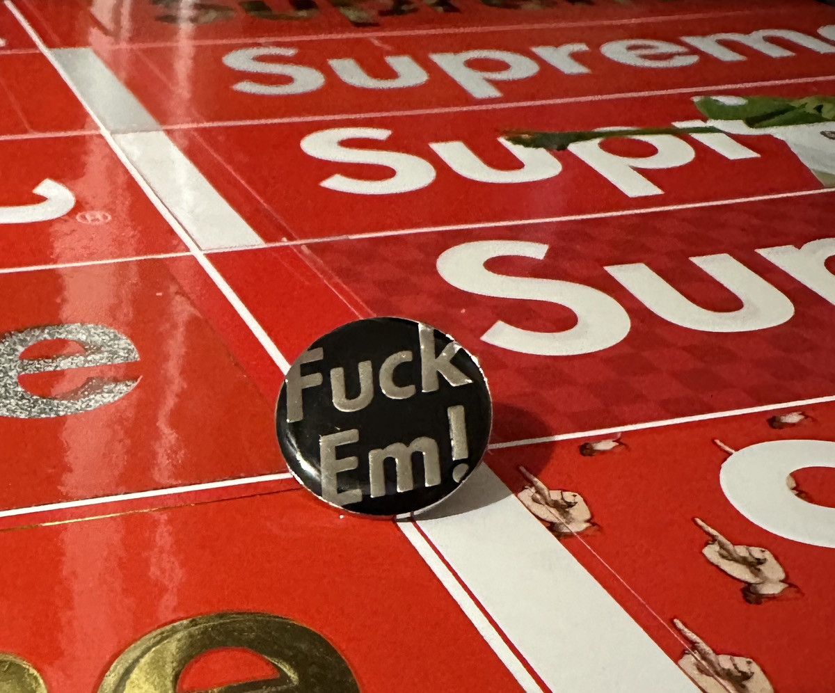 Rare × Streetwear × Supreme FW11 Supreme Fuck Em Pin Black