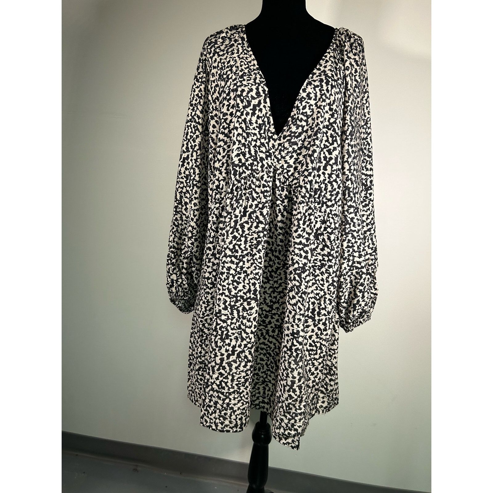 H&M H&M mini dress XXL leopard v-neck puff sleeve lightweight Size XXL / US 16-18 / IT 52-54 - 1 Thumbnail