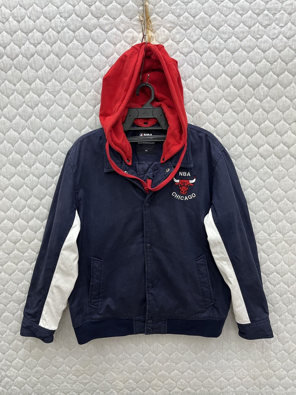 NBA 🔥🔥🔥STEALS CHICAGO BULLS DETACHABLE HOODIE JACKET Size US M / EU 48-50 / 2 - 2 Thumbnail
