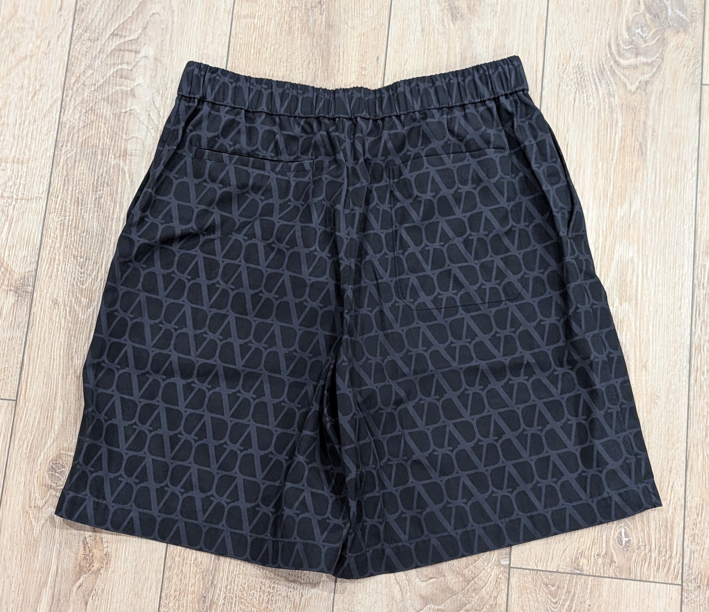 Valentino Valentino VLOGO Toile Graphic Bermuda Shorts Black 48 US 32 Size US 32 / EU 48 - 3 Thumbnail