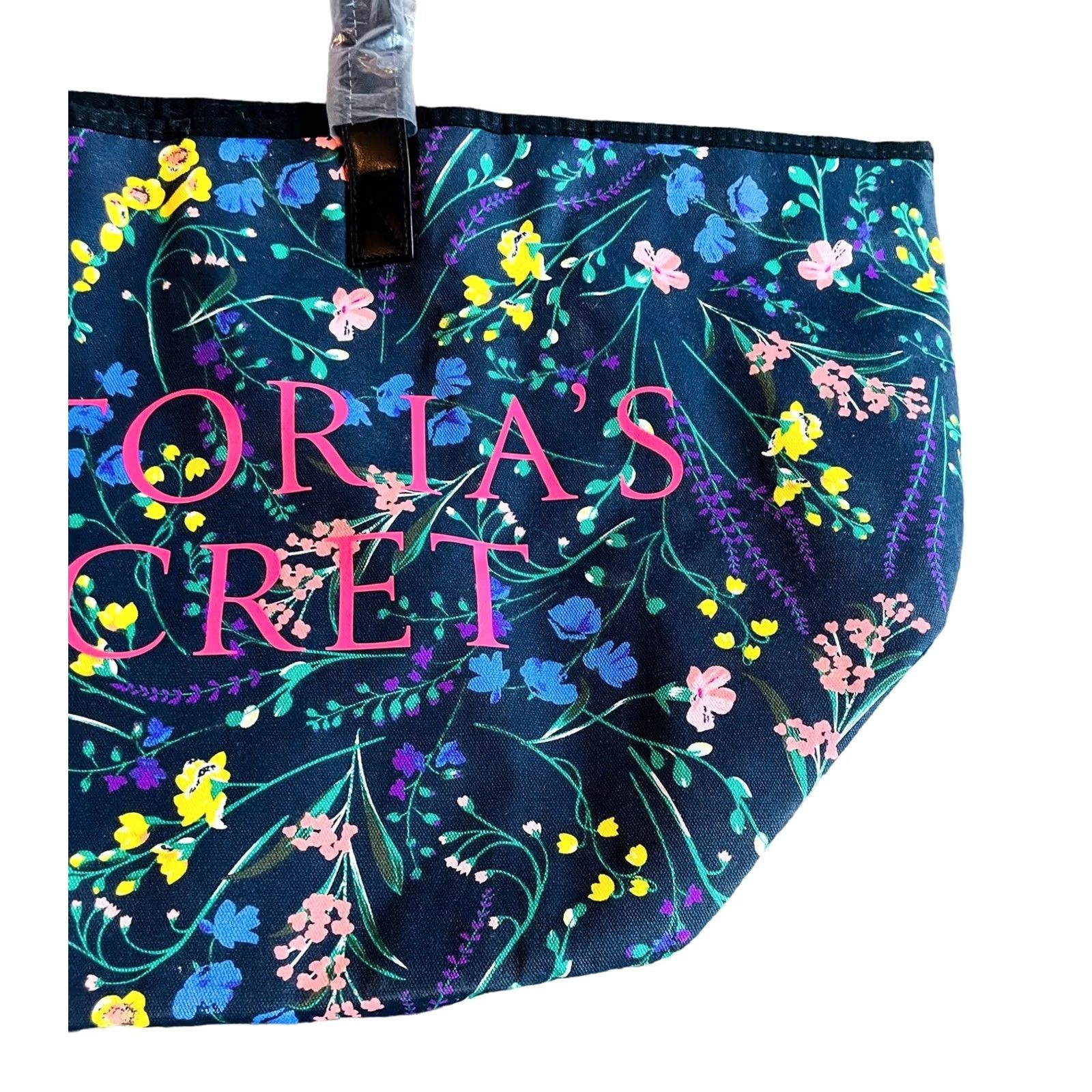 Victoria's Secret Victoria's Secret Weekender Tote Women's Floral NWT Blue Flowers Travel Bag, LG, Multicolor Linen/Cotton Canvas, Zip Closure, 25x13x7 in Size ONE SIZE - 3 Thumbnail