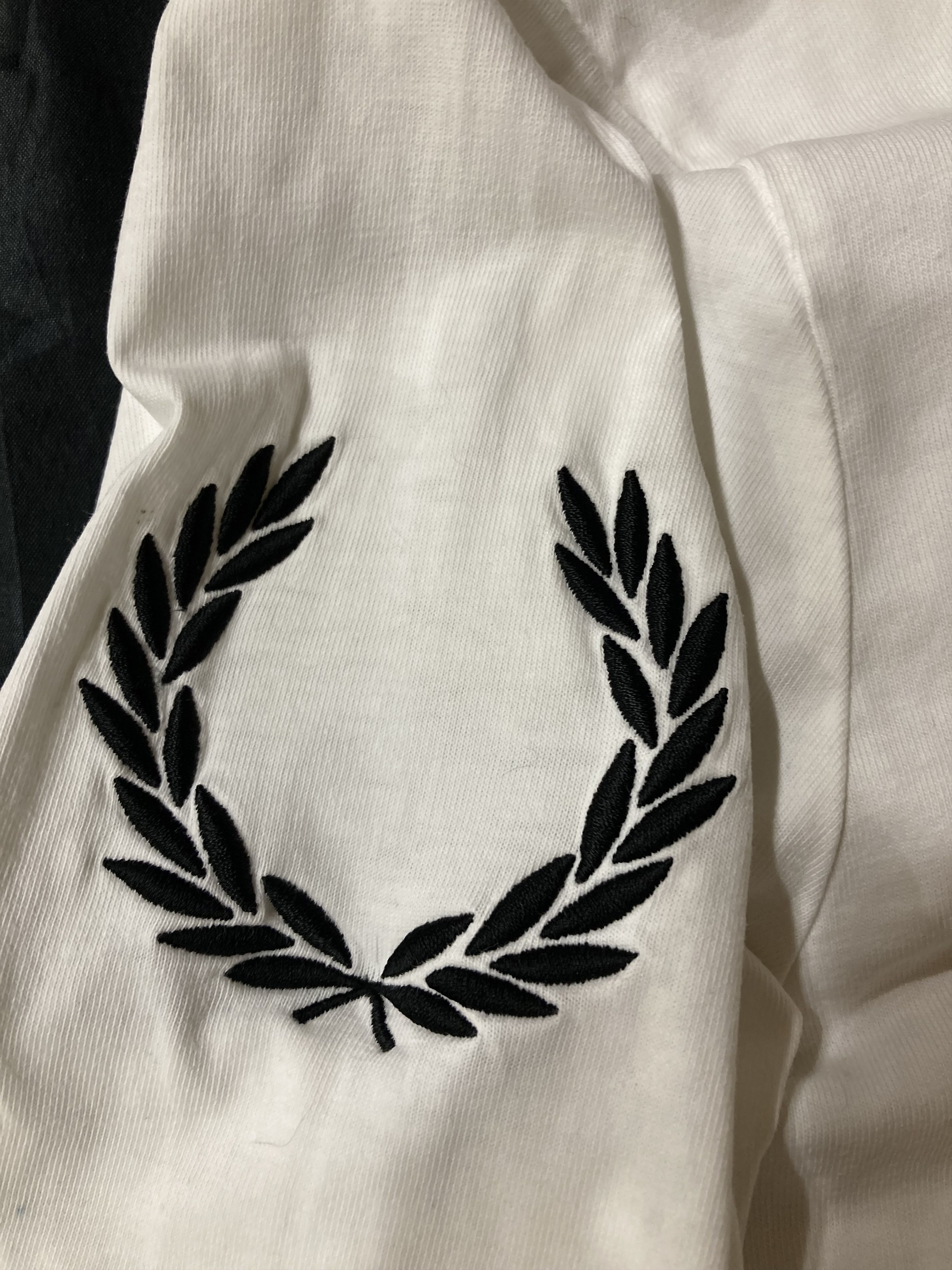 Fred Perry Fred Perry laurel wreath and badge long sleeve top Size US S / EU 44-46 / 1 - 10 Thumbnail