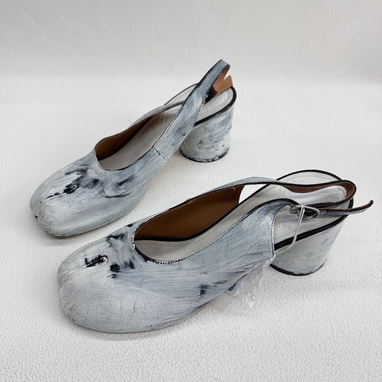 Maison Margiela Maison Margiela White Lowtop Sneakers us_9 Women Size US 9 / IT 39 - 1 Thumbnail