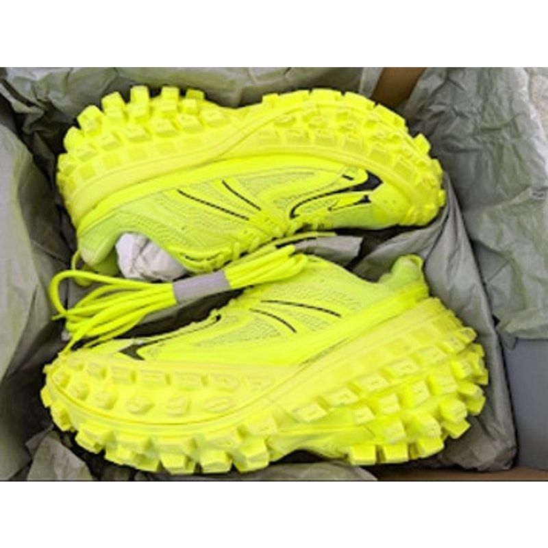 Balenciaga o1rshd1 Bouncer / Defender Sneaker in Fluo Yellow / Black Size US 11 / EU 44 - 11 Thumbnail