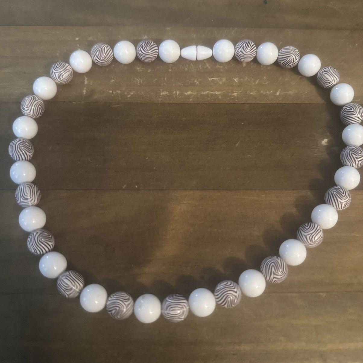 Vintage Vintage white and brown swirly bead necklace Size ONE SIZE - 2 Thumbnail