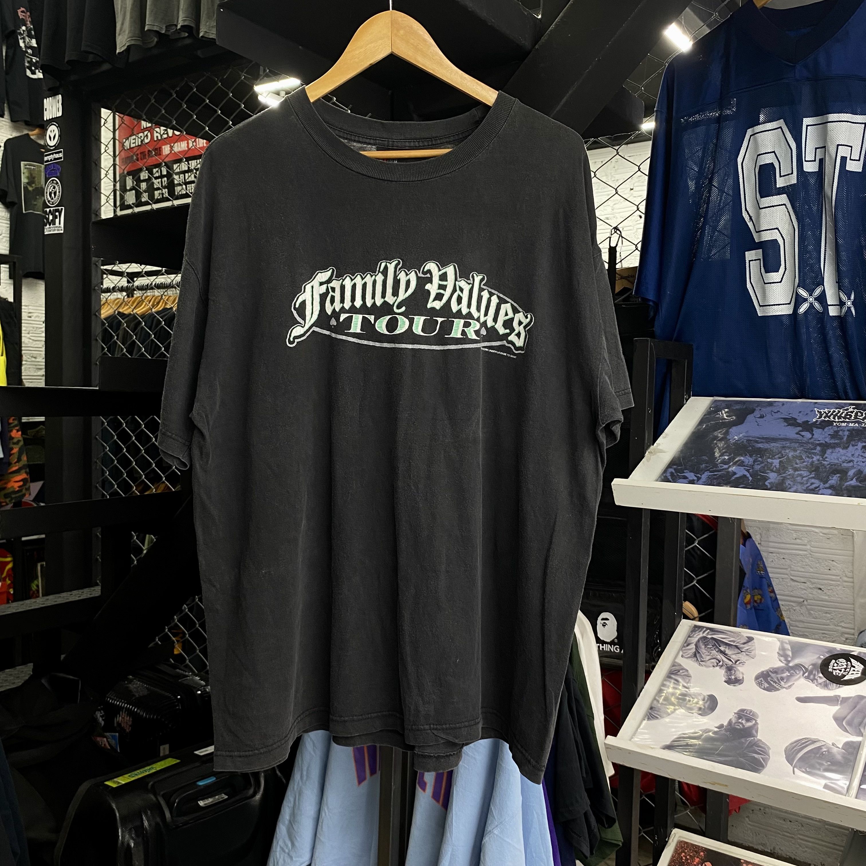 Band Tees FAMILY VALUES TOUR 1998 Vintage Shirt Size US XL / EU 56 / 4 - 1 Thumbnail