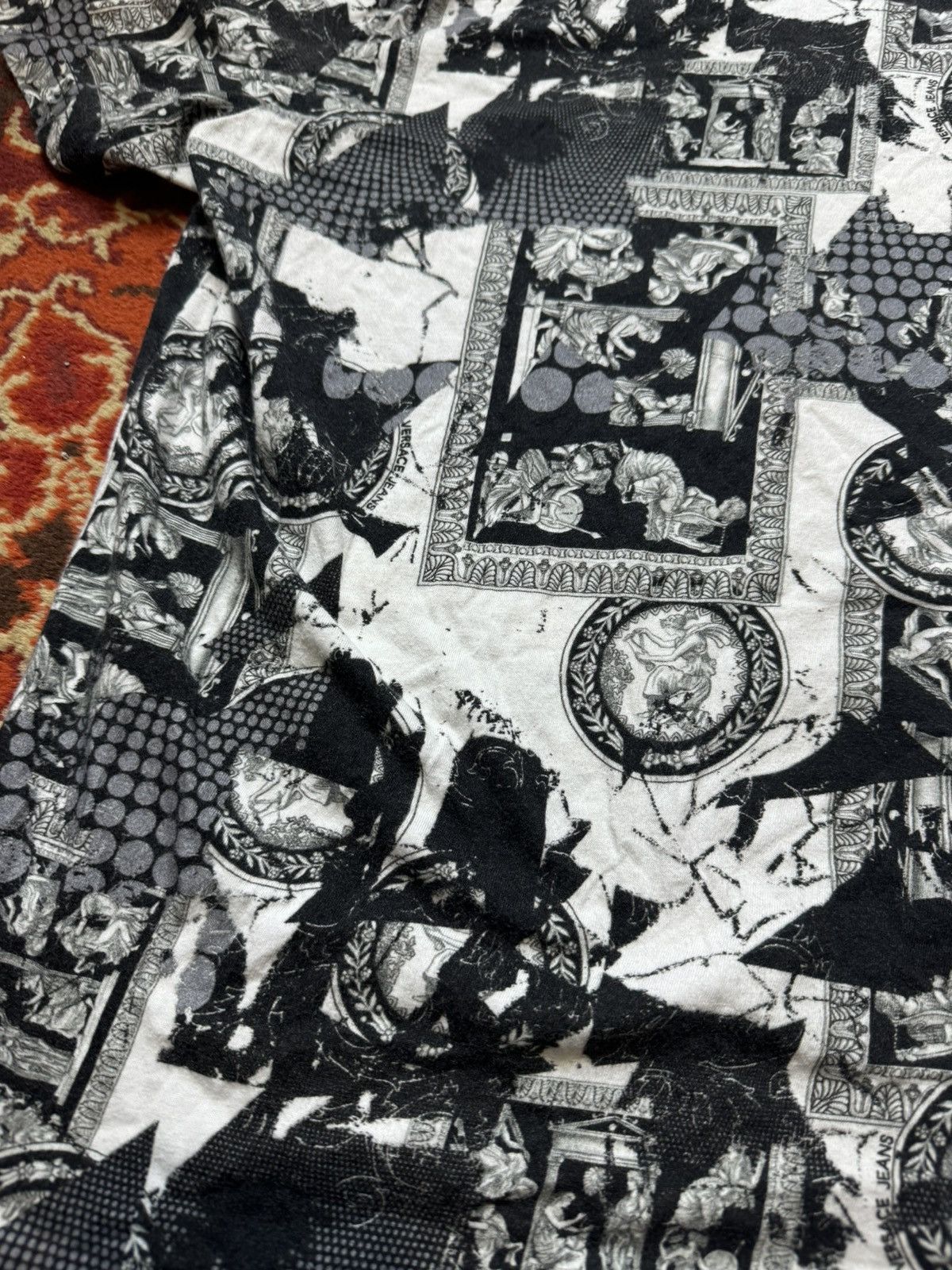 Designer × Versace Jeans Couture Y2K Versace Jeans Couture Barrocco Greece Print T Shirt Size US S / EU 44-46 / 1 - 3 Thumbnail