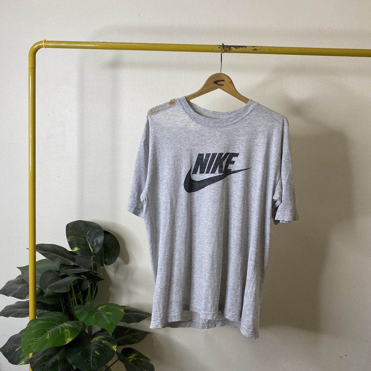 Nike Vintage 90s Nike Big Logo Distressed T Shirt Size US L / EU 52-54 / 3 - 1 Thumbnail