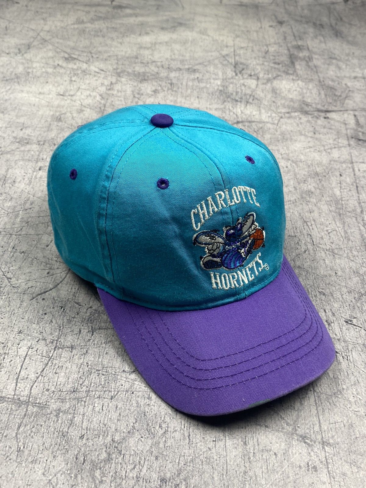 NBA × New Era × Vintage Vintage Charlotte Hornets New Era 90s Two Tone SnapBack Hat Size ONE SIZE - 4 Thumbnail