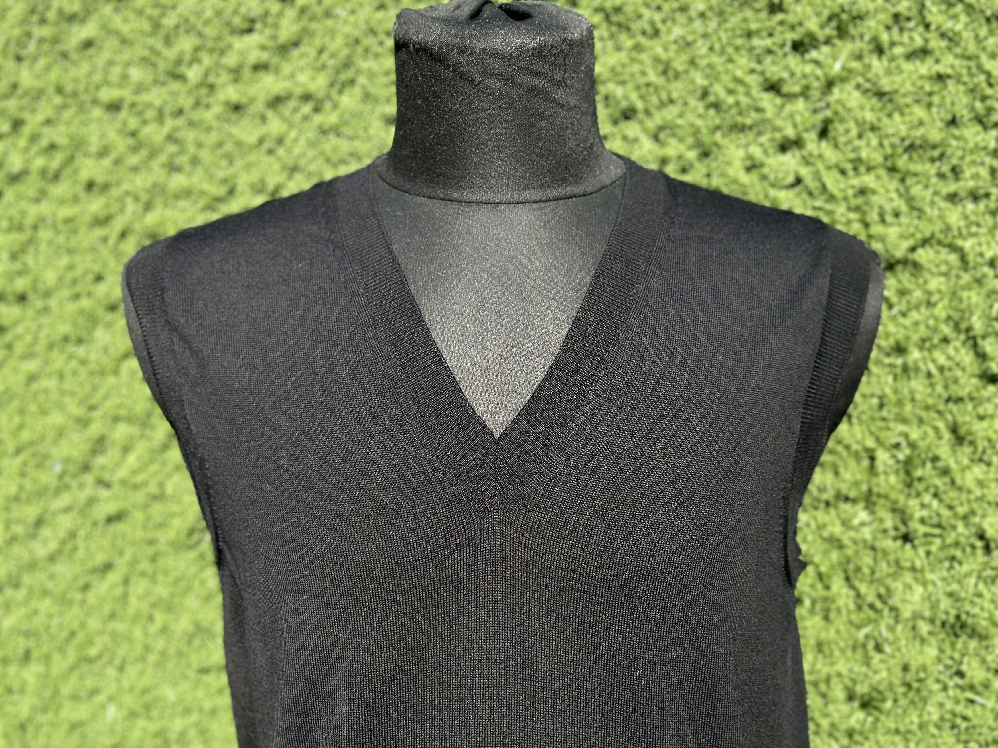 Prada Prada Virgin Wool Fine Knit V Neck Sweater Vest Size 50 IT Size US M / EU 48-50 / 2 - 6 Thumbnail