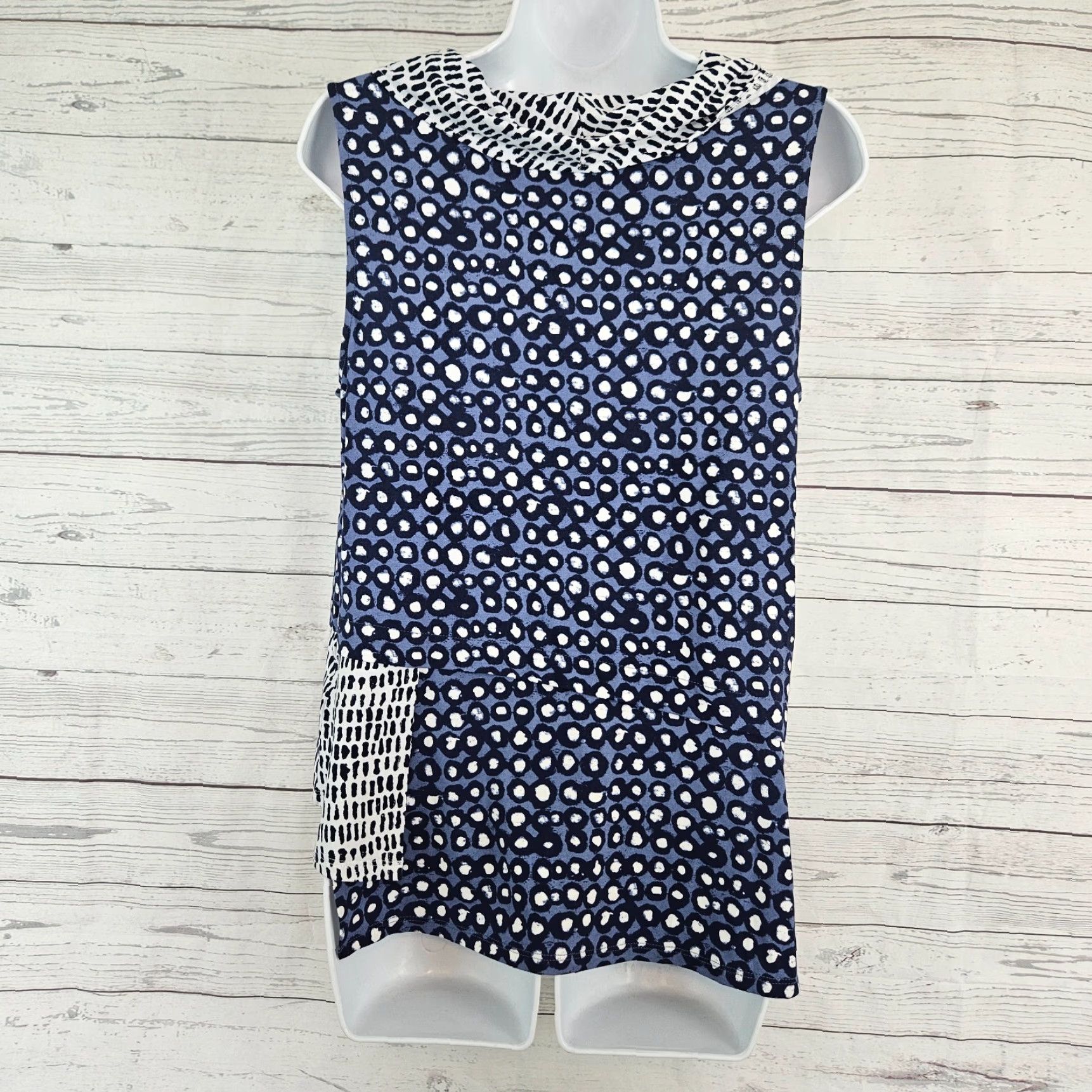 Habitat Habitat Womens Top Sleeveless Blue White Asymmetrical Hem Rayon Small Shirt Womens Adults Small Blue White Sleeveless Rayon Spandex Habitat Size S / US 4 / IT 40 - 4 Thumbnail