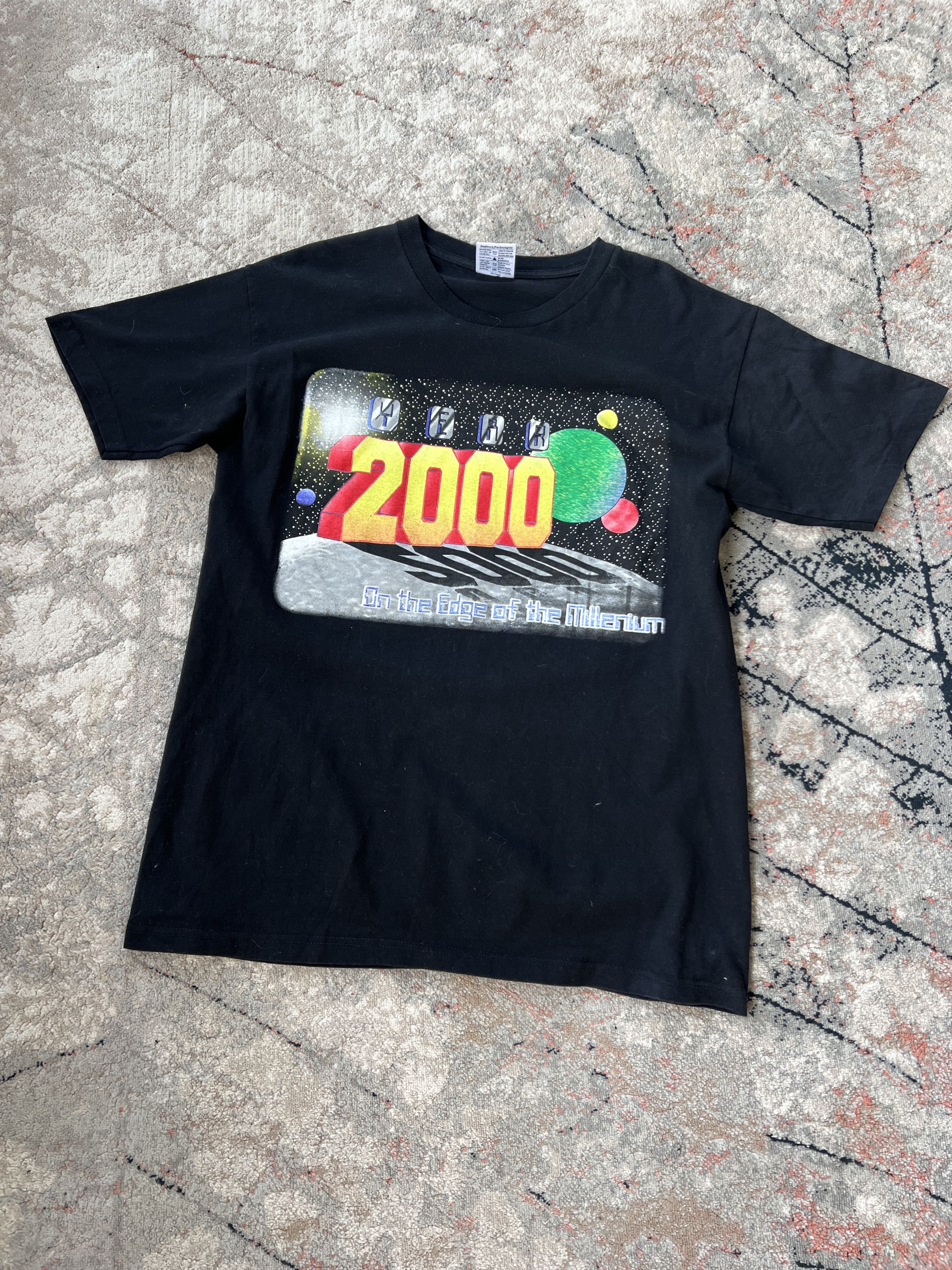 Vintage Year 2000 On the Edge of the Millenium Vintage Tee Size US L / EU 52-54 / 3 - 1 Thumbnail