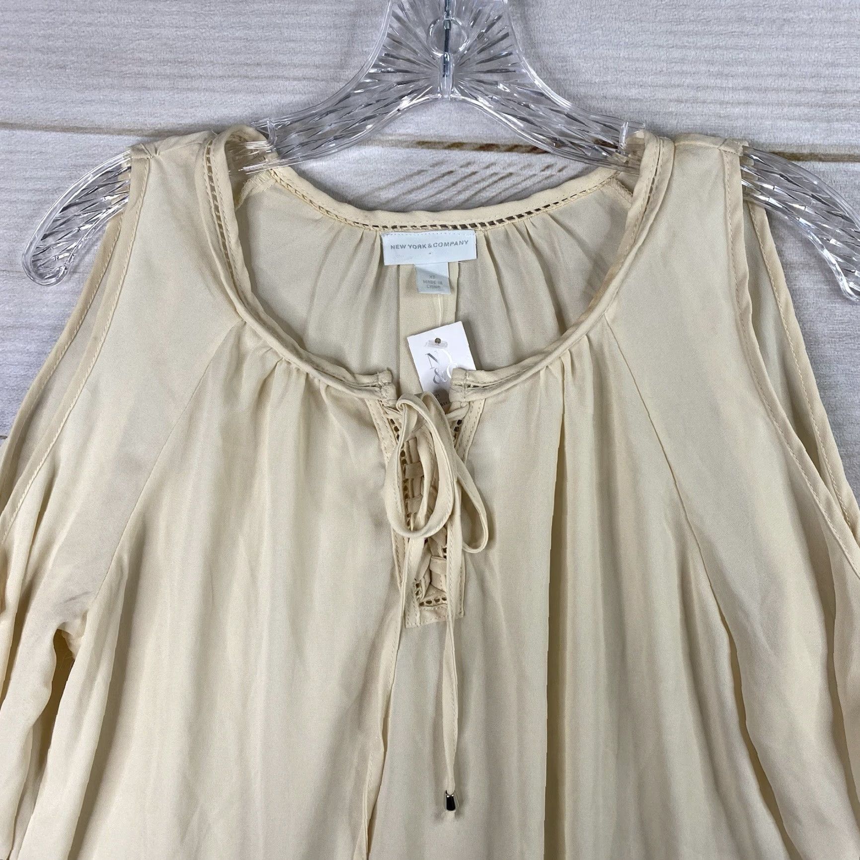 Vintage VINTAGE New York & Company Top Womens XS Cream Sheer Cold Shoulder Hi Low Lace Up NWT Size XS / US 0-2 / IT 36-38 - 2 Thumbnail