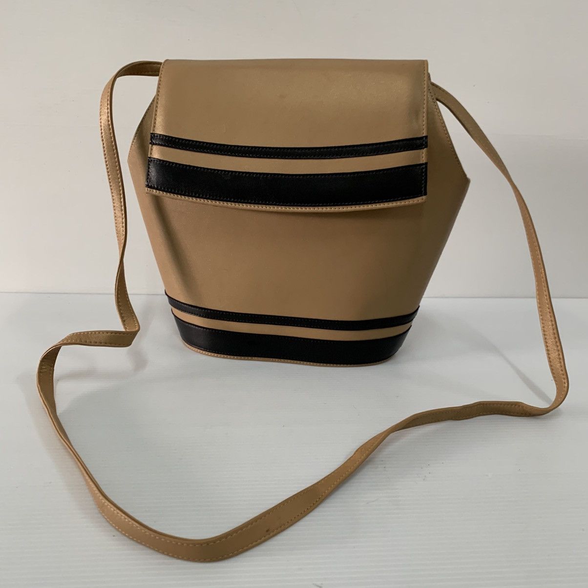 Charles Jourdan Charles Jourdan Leather Slingbag Size ONE SIZE - 1 Thumbnail