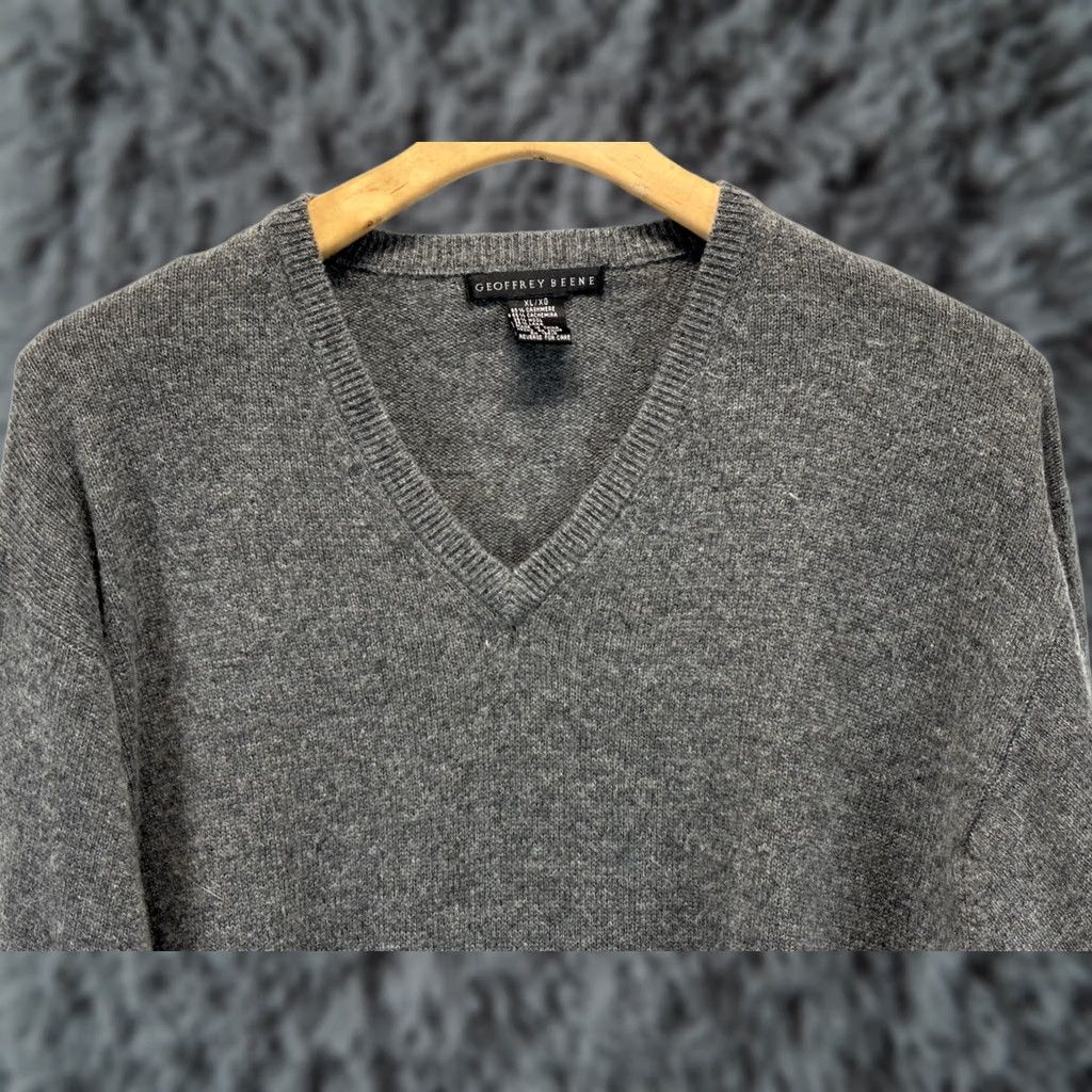 Geoffrey Beene VINTAGE Geoffrey Beene Cashmere Sweater Men’s XL Grey V-Neck Pullover Classic (Solid) Adults Mens Size US XL / EU 56 / 4 - 1 Thumbnail