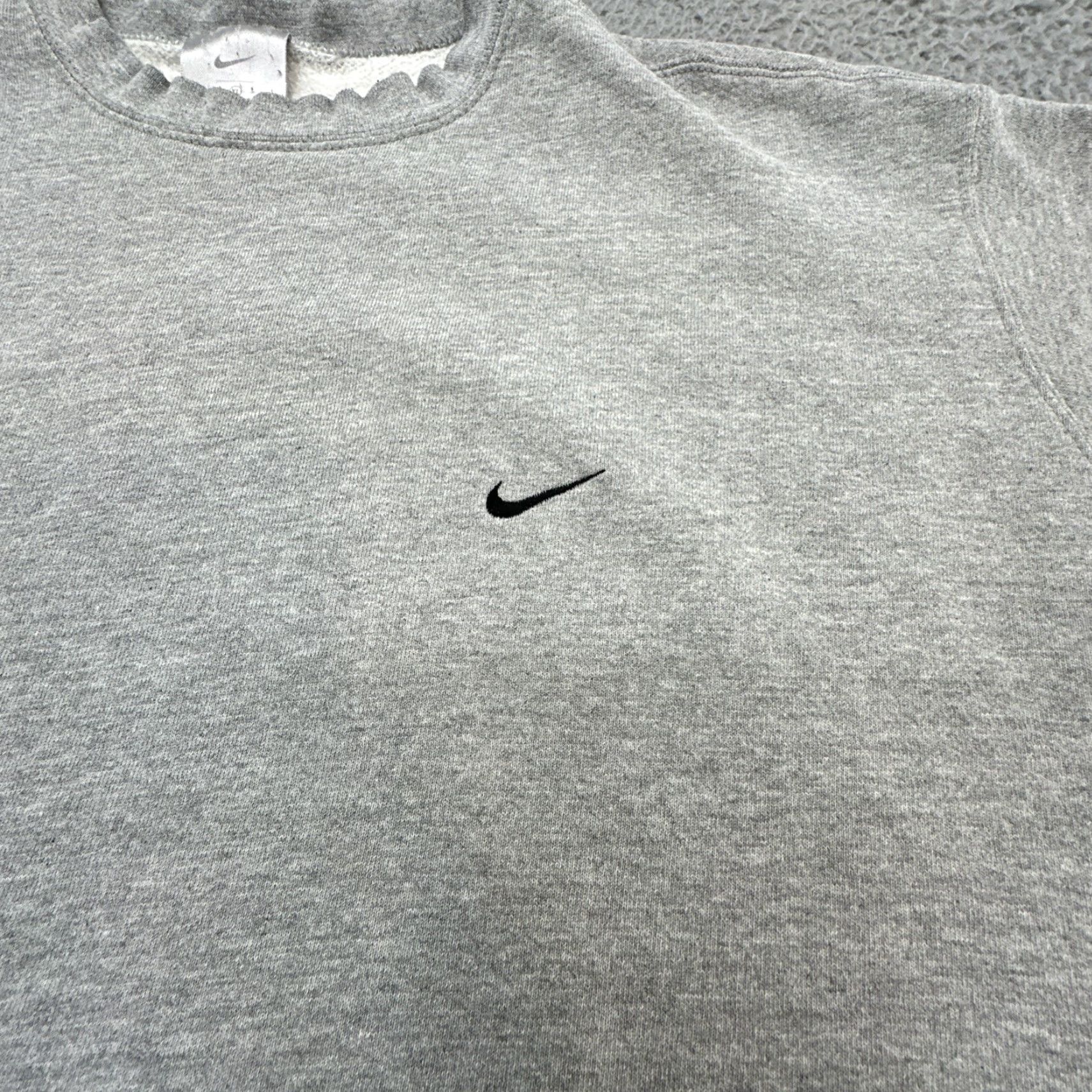 Nike VINTAGE Nike Gray Crewneck Sweatshirt XL Men Yellow Silver Tag Mini Swoosh 2000s Y2K Pullover Size US XL / EU 56 / 4 - 2 Thumbnail