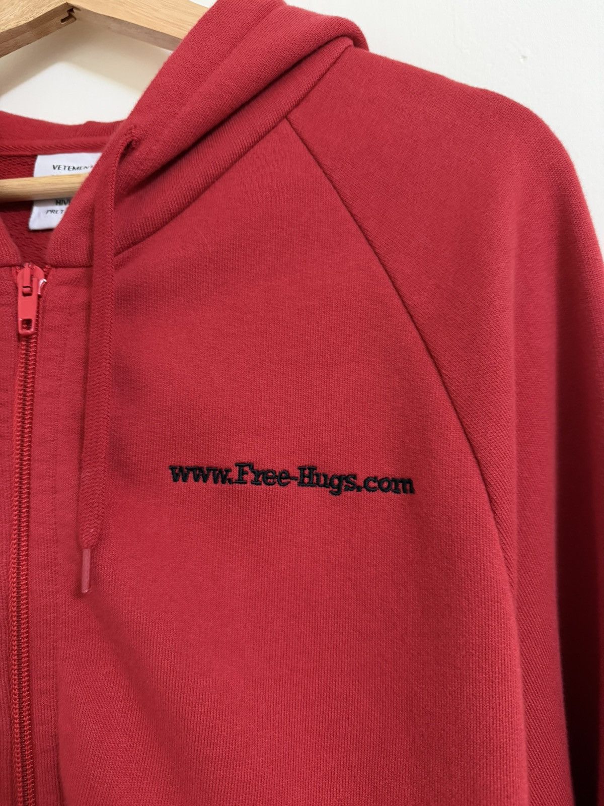 Vetements Vetements AW 2018 'Free Hugs' Zip Up Hoodie Size US M / EU 48-50 / 2 - 3 Thumbnail